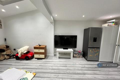 1 bedroom in a house share to rent, Woodman Path, Ilford, IG6