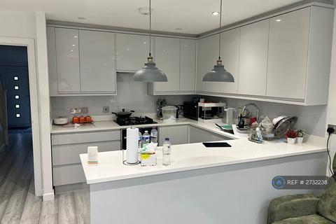 1 bedroom in a house share to rent, Woodman Path, Ilford, IG6
