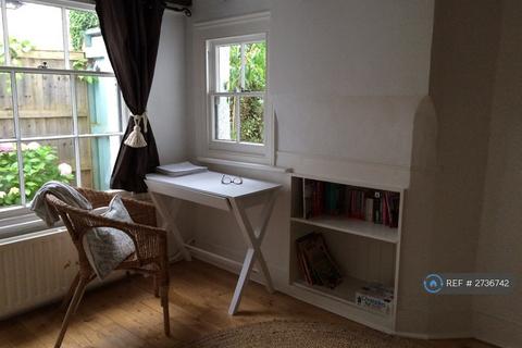 3 bedroom semi-detached house to rent, Upper Village Road, Sunninghill, SL5