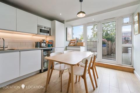 3 bedroom flat for sale, Cranwich Road, London, N16