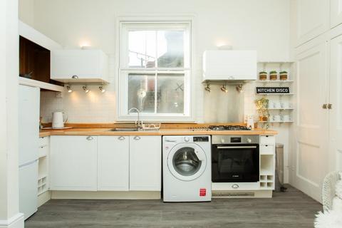 2 bedroom flat to rent, West Cliff, Whitstable, Kent, CT5