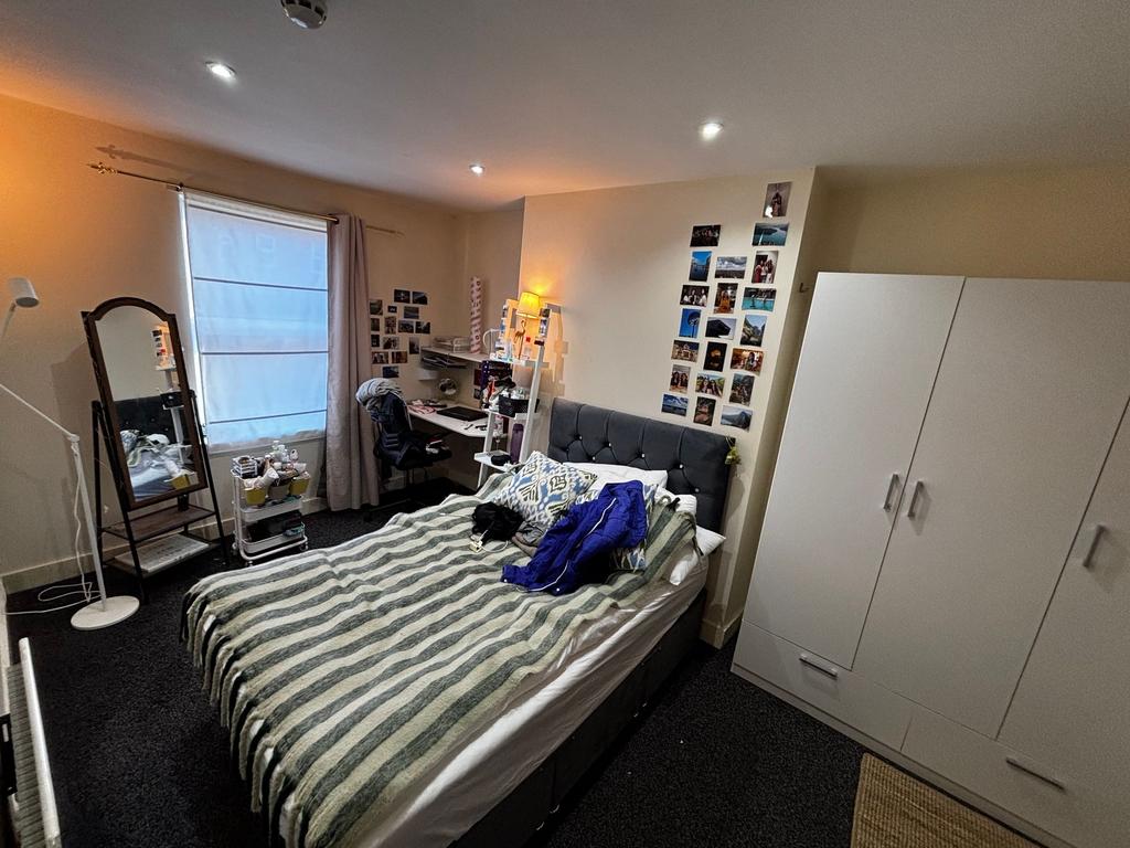 Bright, well-furnished double bedroom with a co...