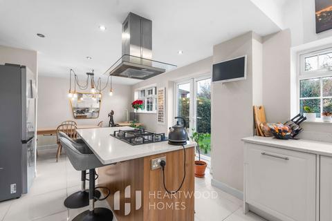3 bedroom detached house for sale - Villiers Crescent, St Albans, AL4 9HZ