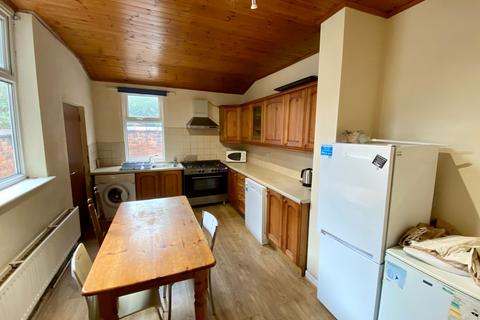 4 bedroom terraced house to rent, Platt Lane, Manchester, M14