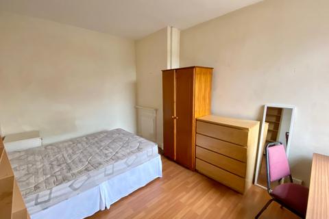 4 bedroom terraced house to rent, Platt Lane, Manchester, M14