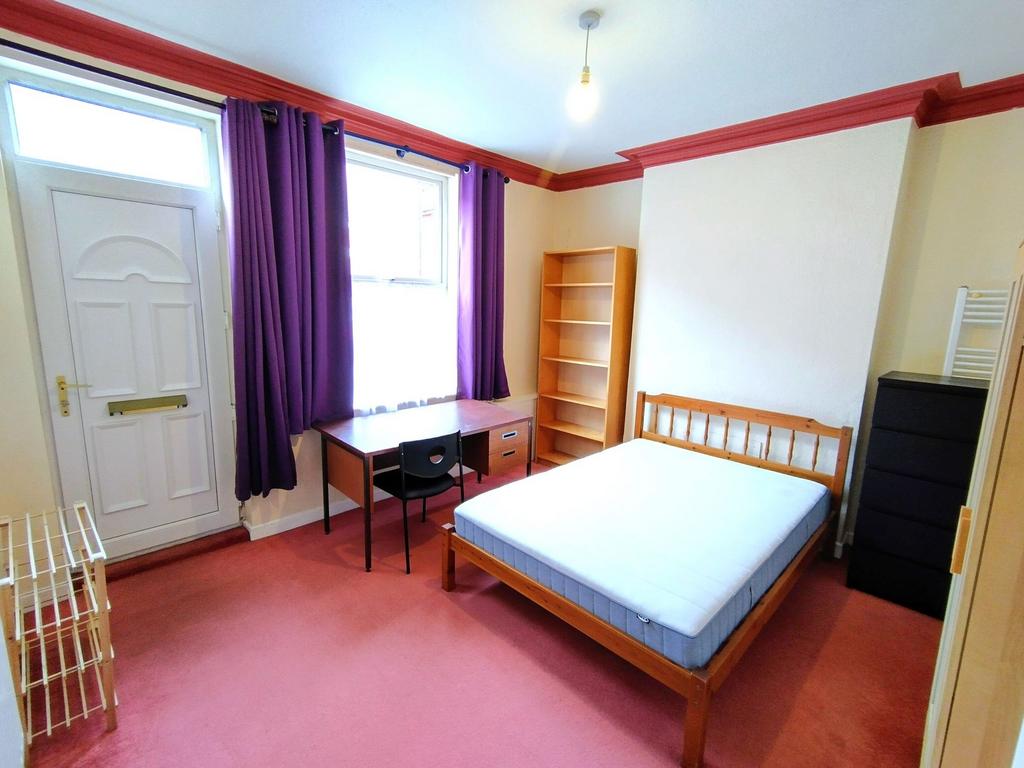 Bright, well-presented double bedroom with a wo...