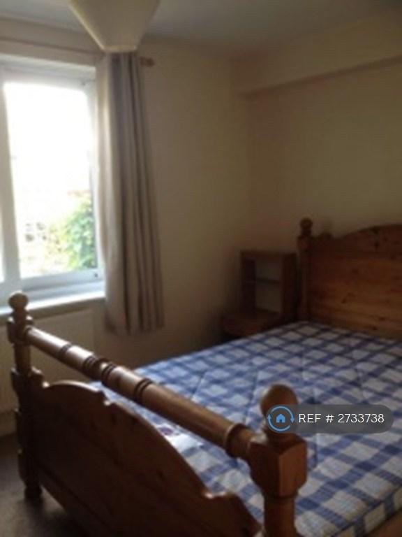 Main Bedroom (3.45 x 2.97m)