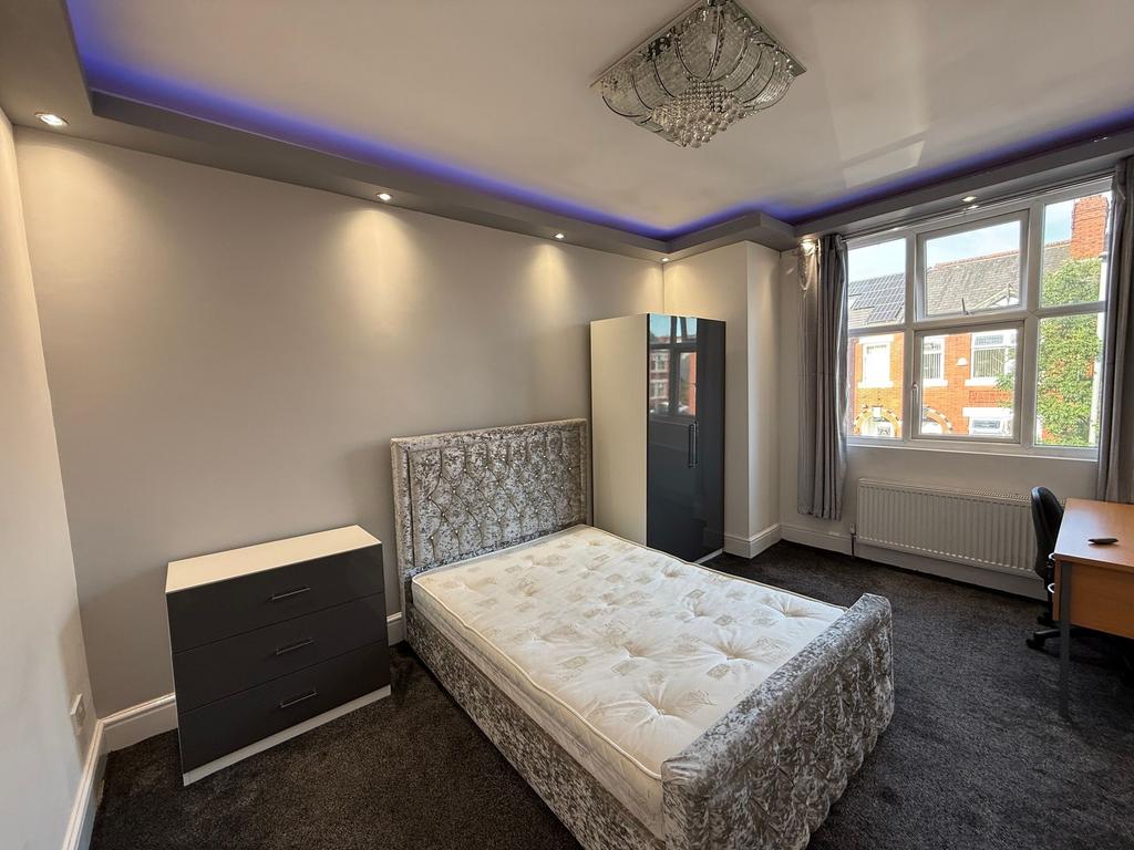 Bright, modern double bedroom with a stylish up...