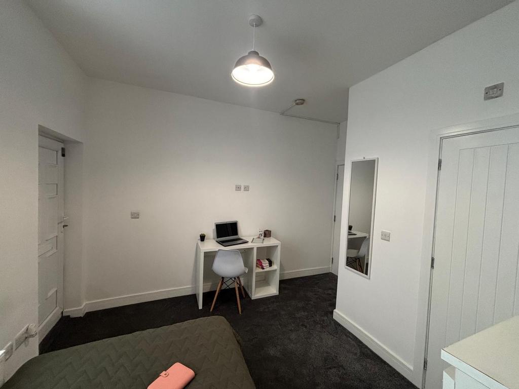 Bright, freshly painted single bedroom with a n...