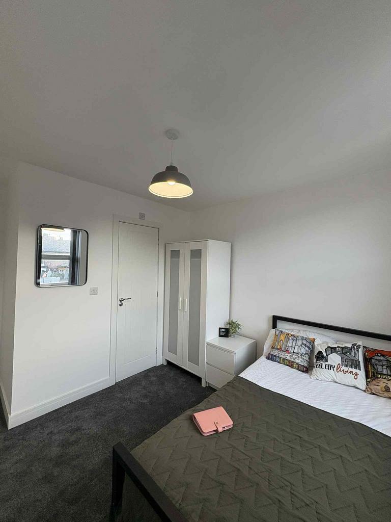Bright, clean double bedroom with neutral decor...