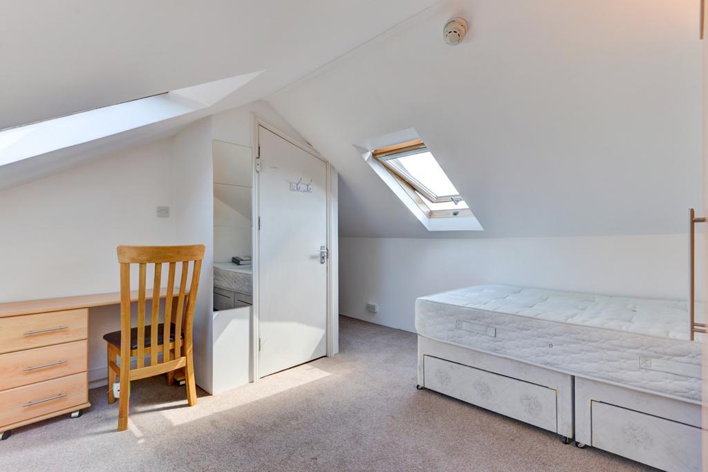 Bright and tidy single bedroom with a comfortab...