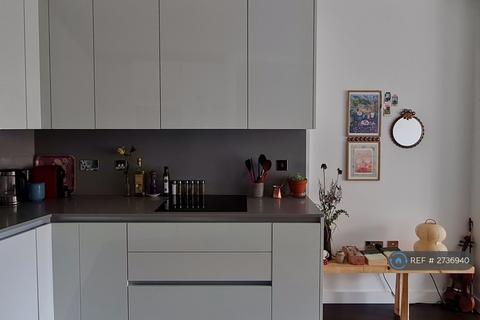 2 bedroom flat to rent, Senate Building, London, SW11