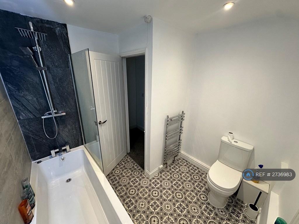 Shared Bathroom, Br5&amp;6