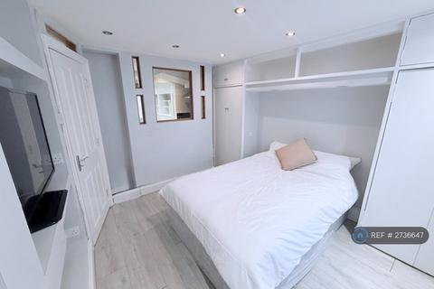 1 bedroom flat to rent, Oaks Court, London, E11
