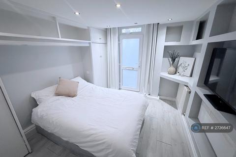 1 bedroom flat to rent, Oaks Court, London, E11