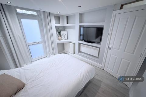 1 bedroom flat to rent, Oaks Court, London, E11