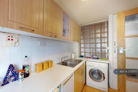 3 bedroom flat to rent, Cedars Road, London, SW4