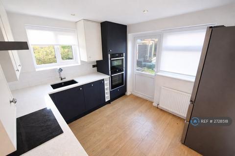 2 bedroom flat to rent, Amesbury Close, Epping, CM16