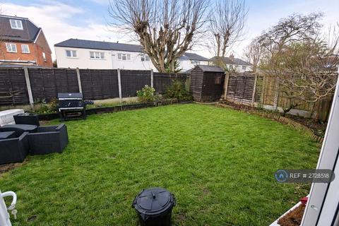 2 bedroom flat to rent, Amesbury Close, Epping, CM16
