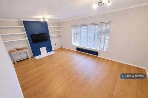 2 bedroom flat to rent, Amesbury Close, Epping, CM16