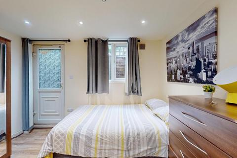 Studio to rent, Ash Grove, London NW2