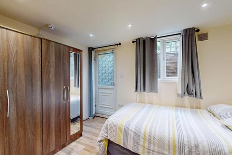 Studio to rent, Ash Grove, London NW2