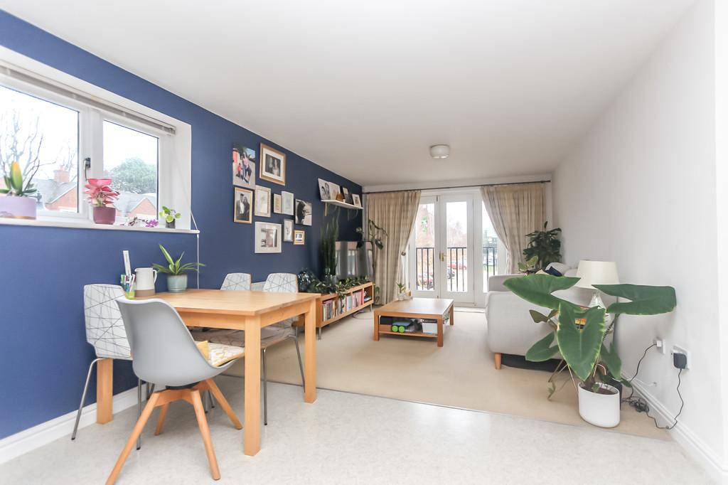 Lounge/Dining Area
