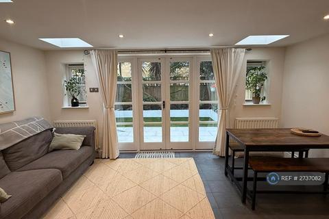 2 bedroom flat to rent, Comyn Road, London, SW11