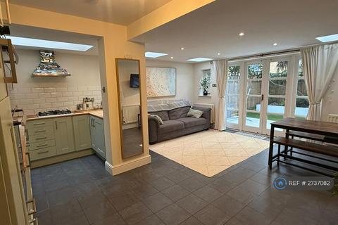 2 bedroom flat to rent, Comyn Road, London, SW11