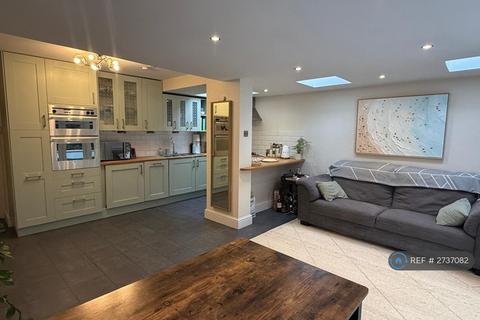 2 bedroom flat to rent, Comyn Road, London, SW11