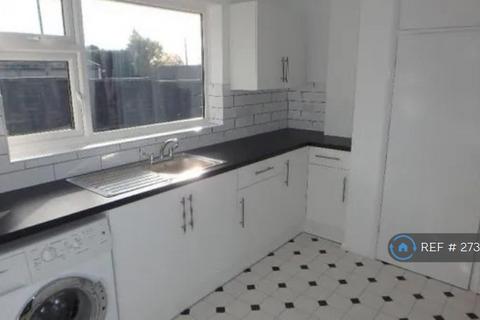 3 bedroom bungalow to rent, Barkham Road, Wokingham, RG41