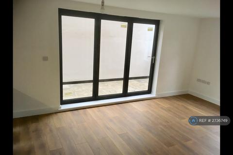 2 bedroom flat to rent, Crossbrook Street, Cheshunt, EN8