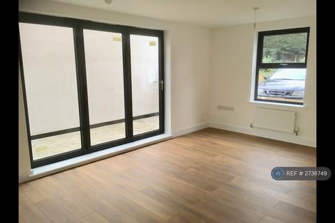 2 bedroom flat to rent, Crossbrook Street, Cheshunt, EN8