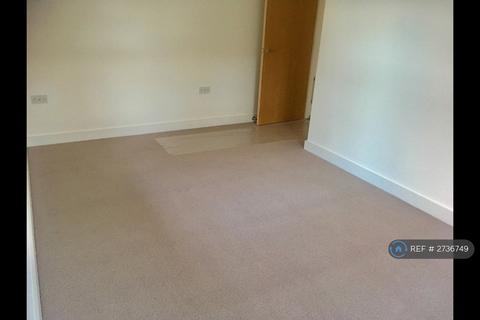 2 bedroom flat to rent, Crossbrook Street, Cheshunt, EN8