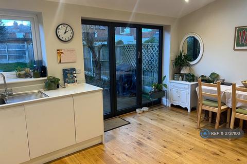 3 bedroom semi-detached house to rent, Stanton Drive, Chester, CH2