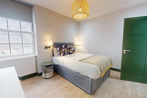 1 bedroom in a house share to rent, Clapham High Street, London SW4