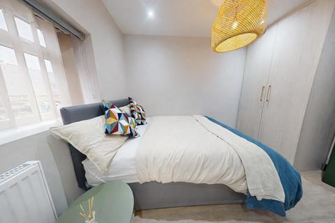 1 bedroom in a house share to rent, Clapham High Street, London SW4