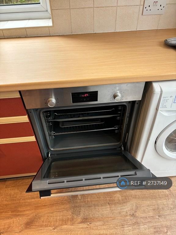Kitchen Has Electric Cooker, Gas Hob,.
