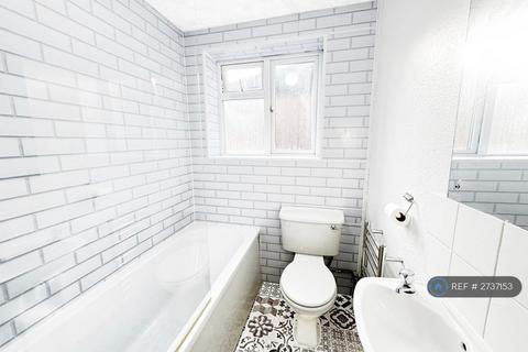 4 bedroom maisonette to rent, Holdenhurst Road, Bournemouth, BH8