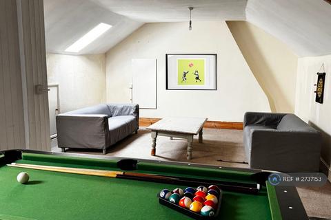 4 bedroom maisonette to rent, Holdenhurst Road, Bournemouth, BH8