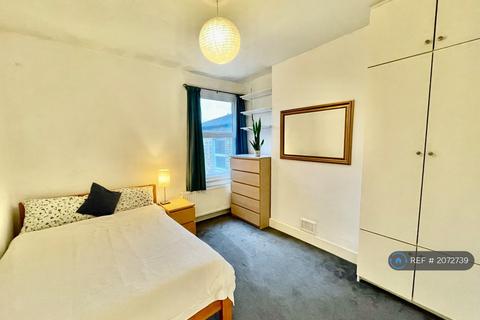 2 bedroom maisonette to rent, Fountain Road, Tooting, SW17