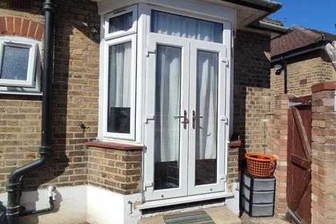 1 bedroom in a house share to rent, Waterloo Road, Ilford