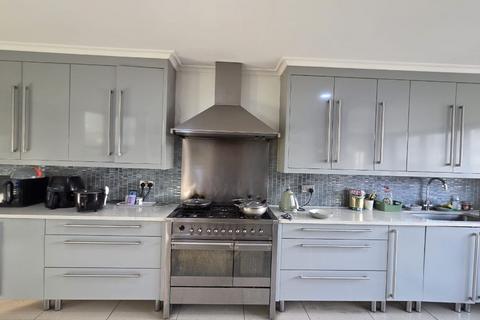 2 bedroom house share to rent, The Drive, Ilford