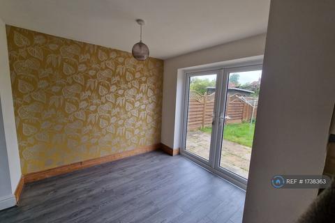 4 bedroom semi-detached house to rent, Windsor Crescent, Northampton, NN5