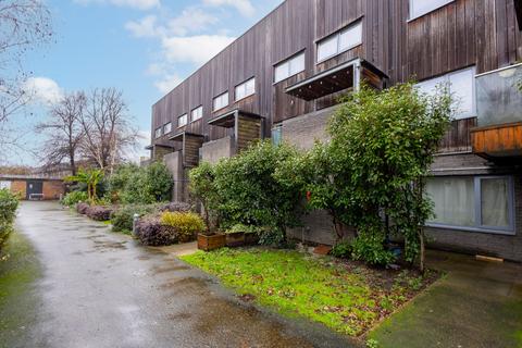 2 bedroom maisonette for sale, Dragonfly Close, London E13