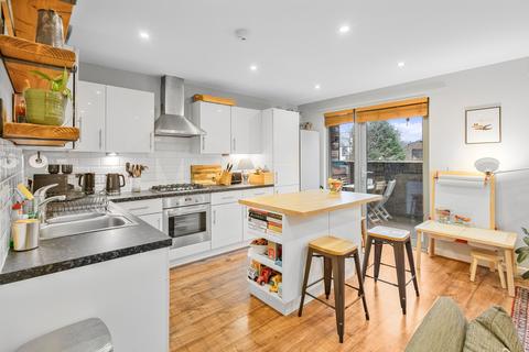 2 bedroom maisonette for sale, Dragonfly Close, London E13
