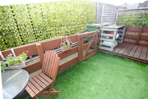 2 bedroom end of terrace house to rent, Whitegate Close, Dunston