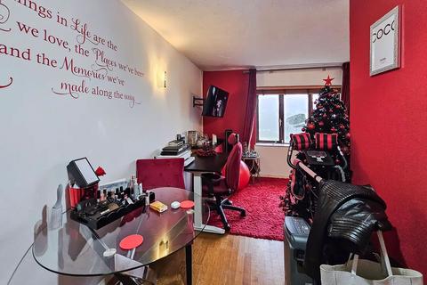 1 bedroom flat for sale, Wicket Road, Perivale, Greenford, London, UB6 8YJ