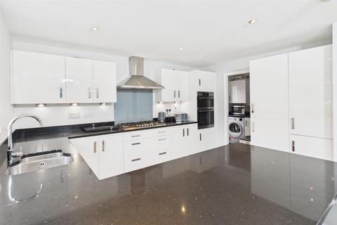 6 bedroom detached house to rent, Blue Lake Gardens, Great Sankey, WA5