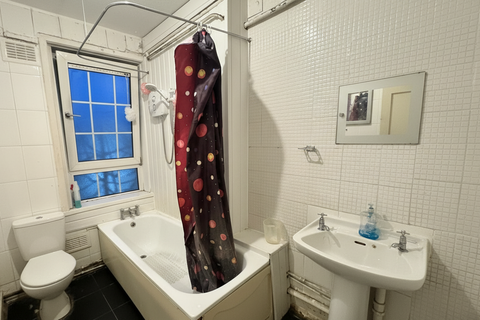 3 bedroom flat to rent, Saltwell Street, London E14